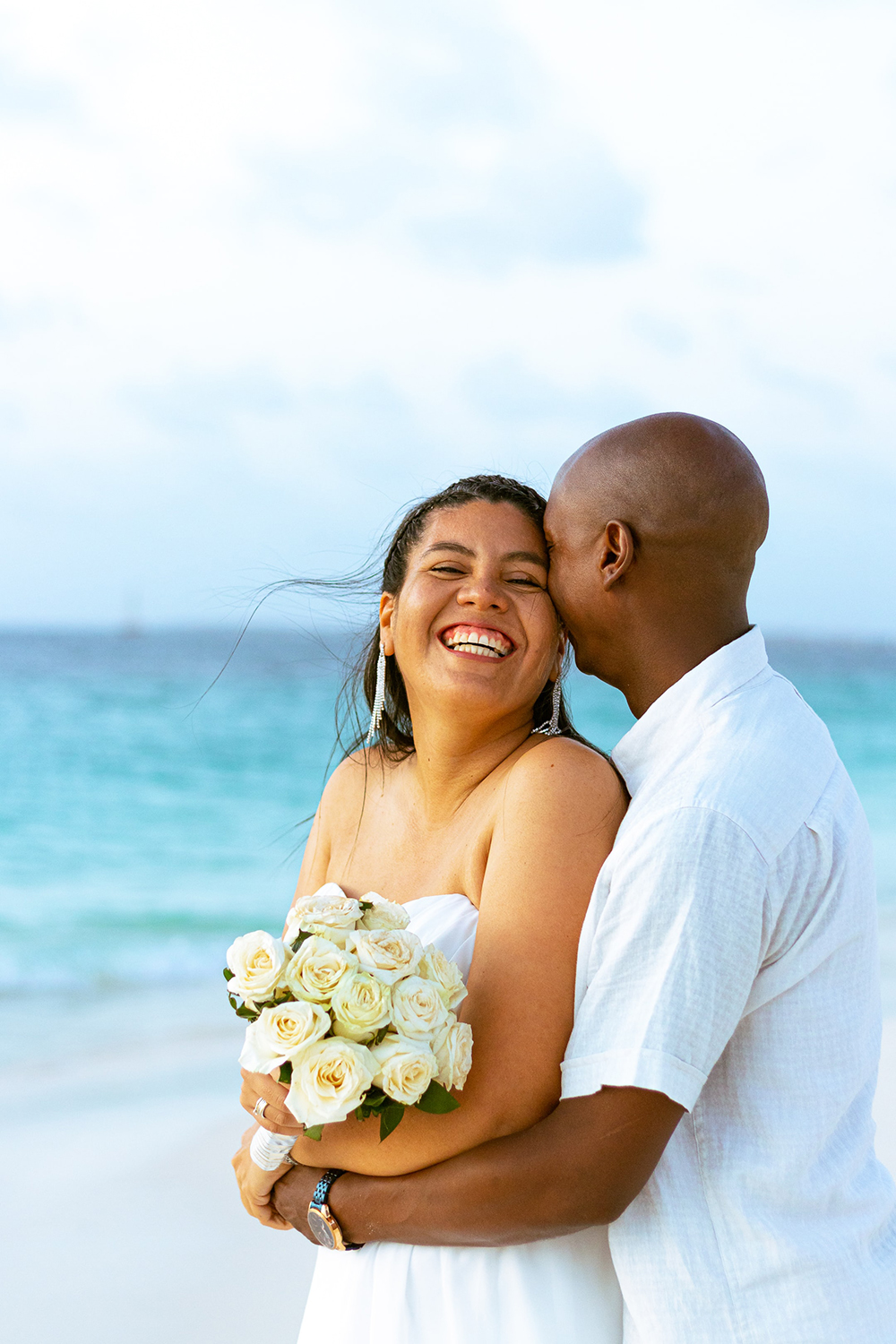 Couple de jeunes mariés sur une plage