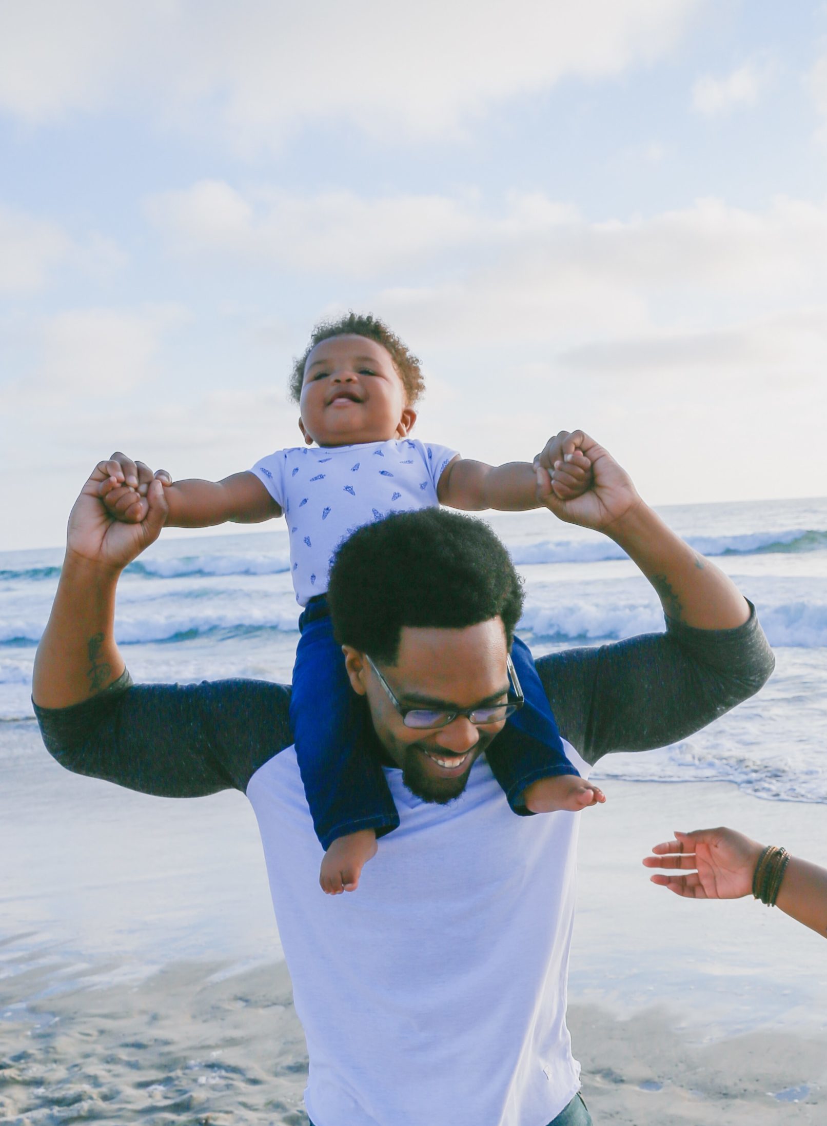 Famille souriante sur la plage