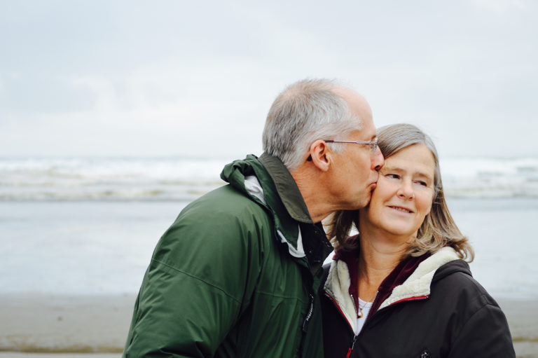 Homme embrassant une femme sur la plage