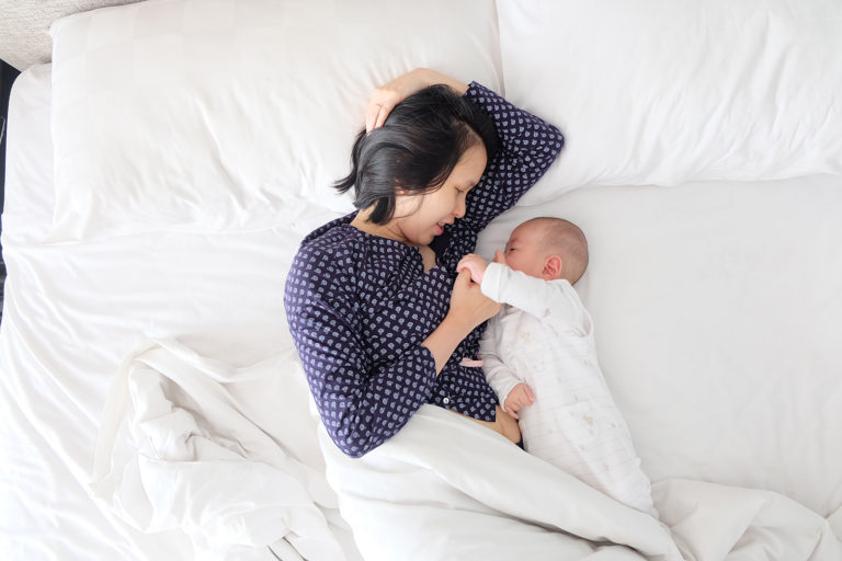 Maman et bébé se câlinant au lit