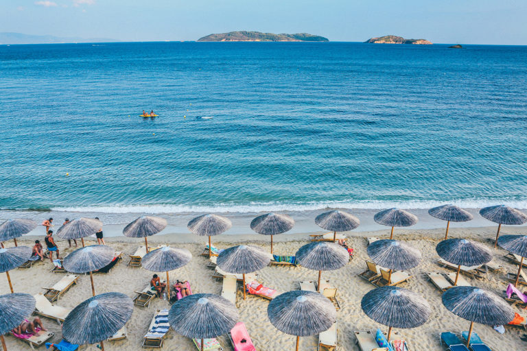 Vue d'en haut d'une plage avec des parasols