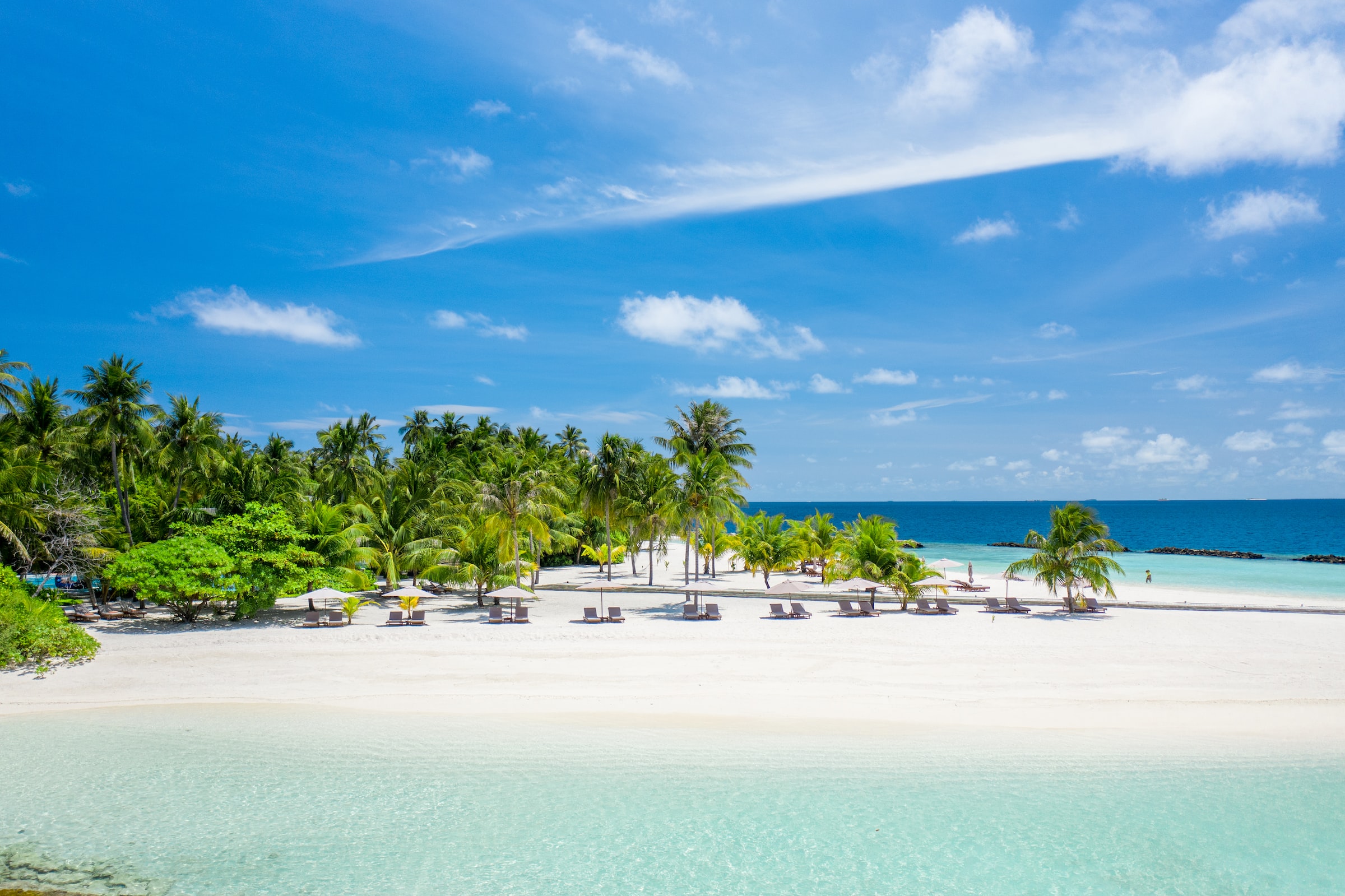 Chaises longues de plage sous les tropiques, parfaites pour les voyages