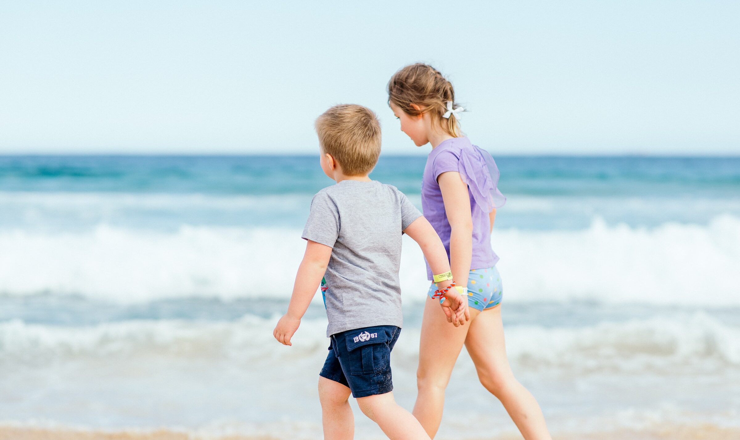 Des frères et sœurs se tenant la main pendant des vacances de voyage