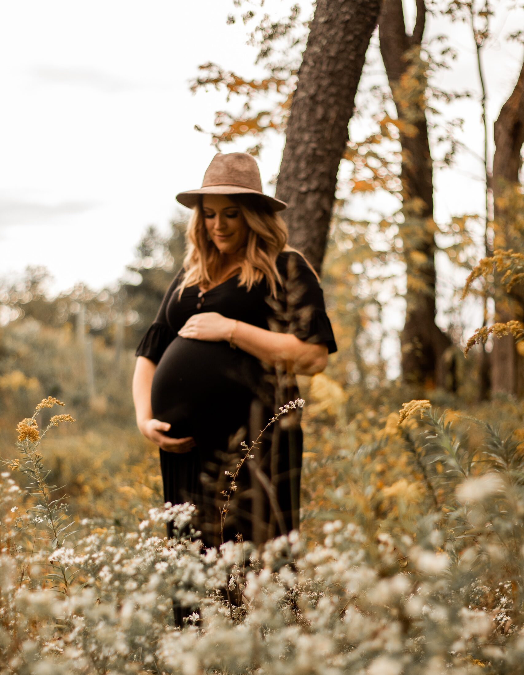 Femme enceinte dans un champ