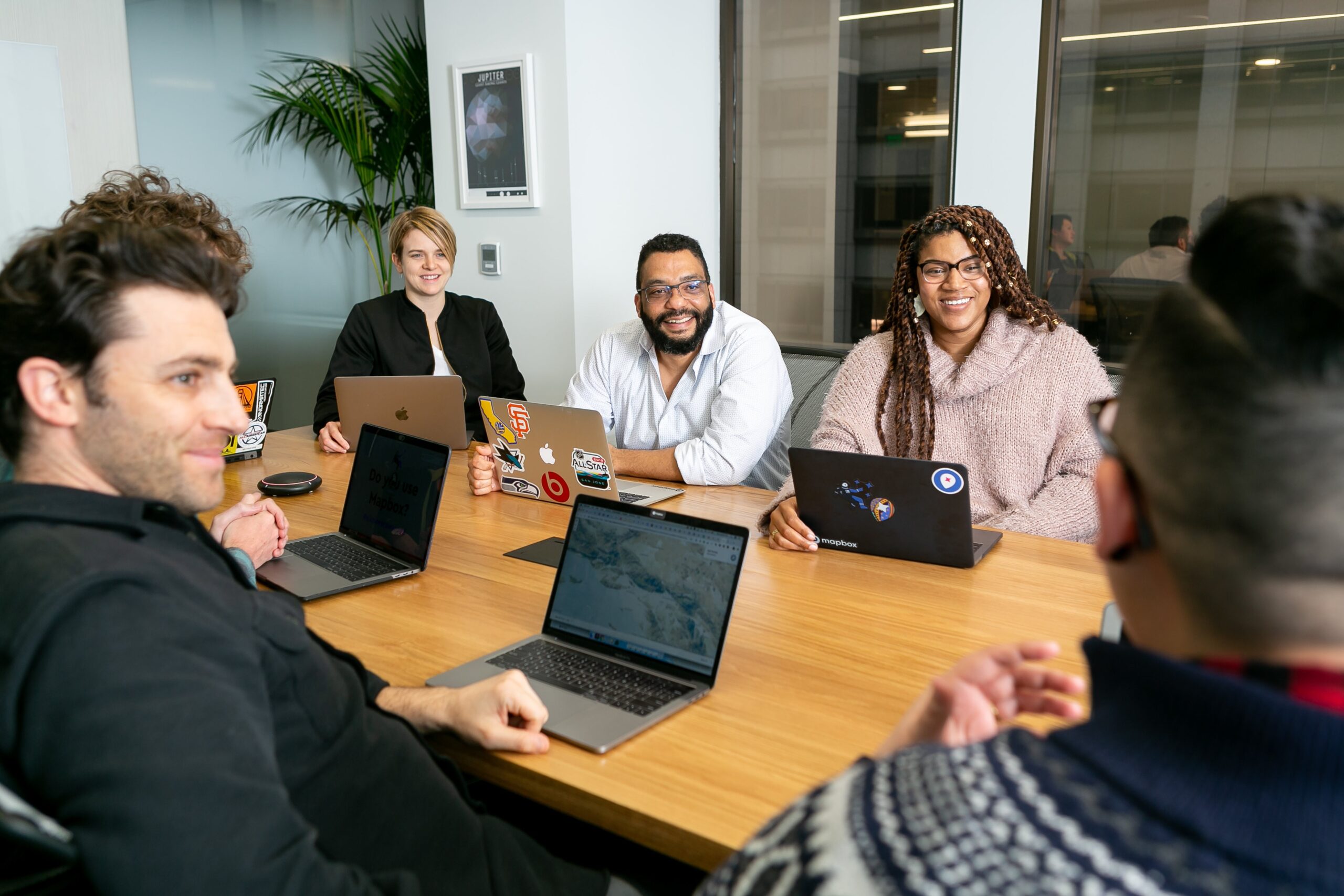 Réunion d'équipe avec des ordinateurs portables autour d'un bureau