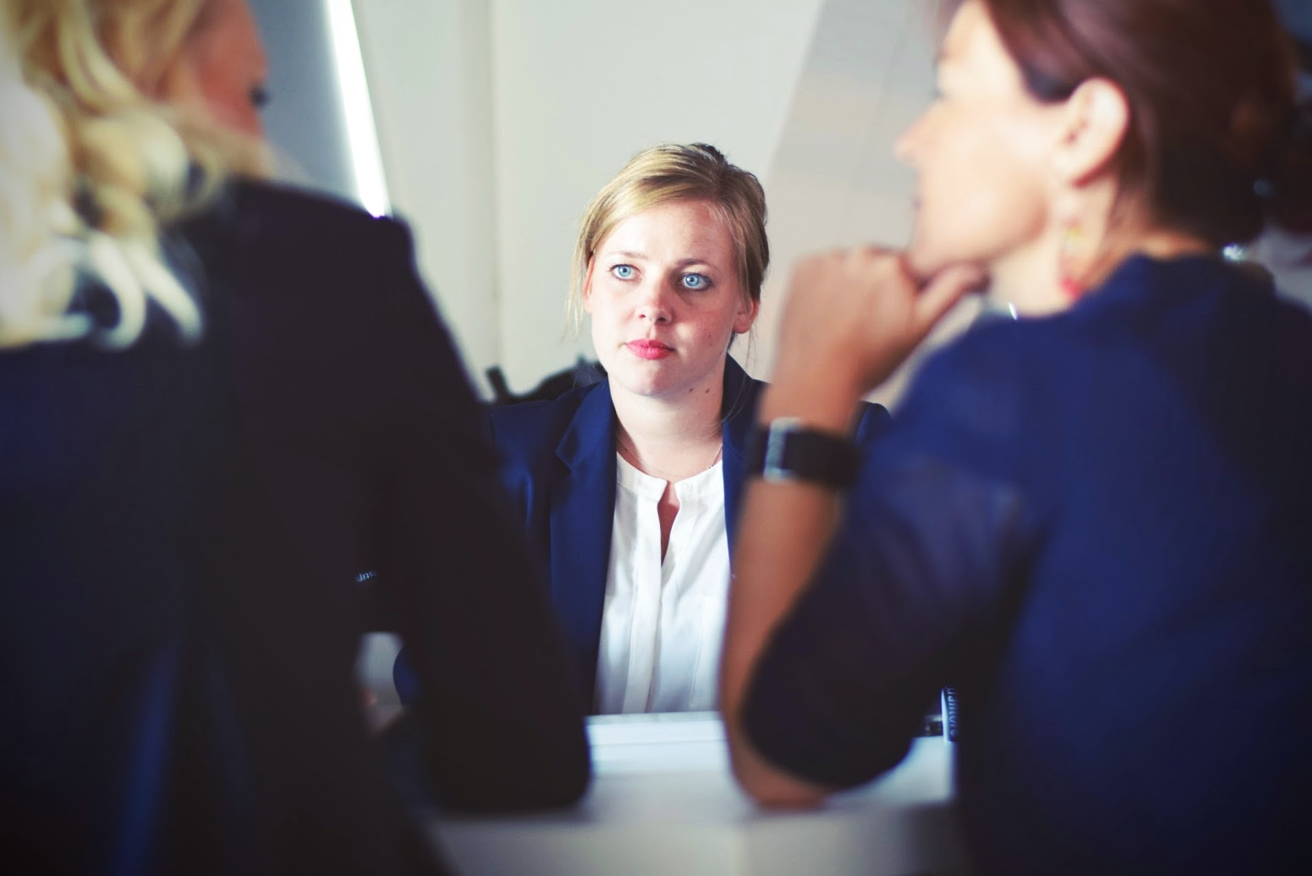 Professionnel inquiet à une table avec d'autres personnes