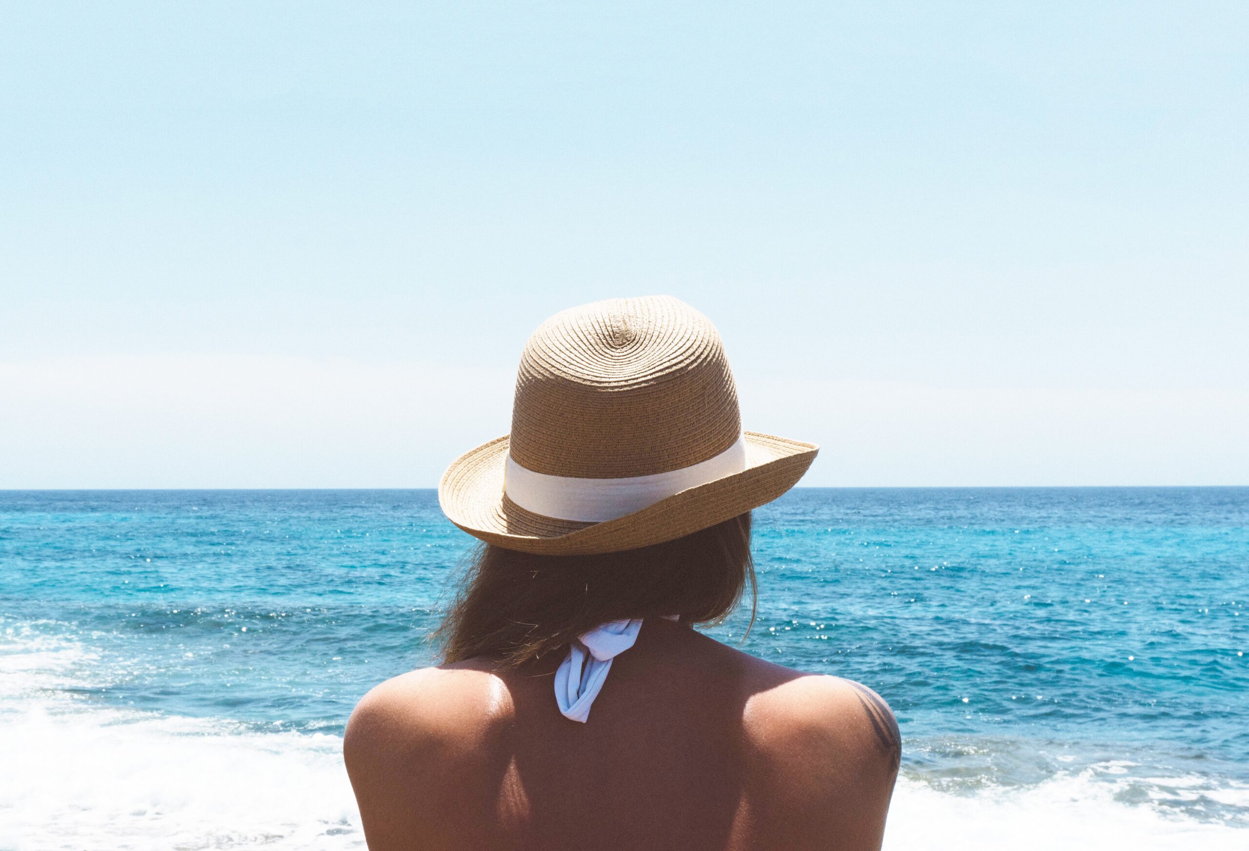 Femme regardant la plage